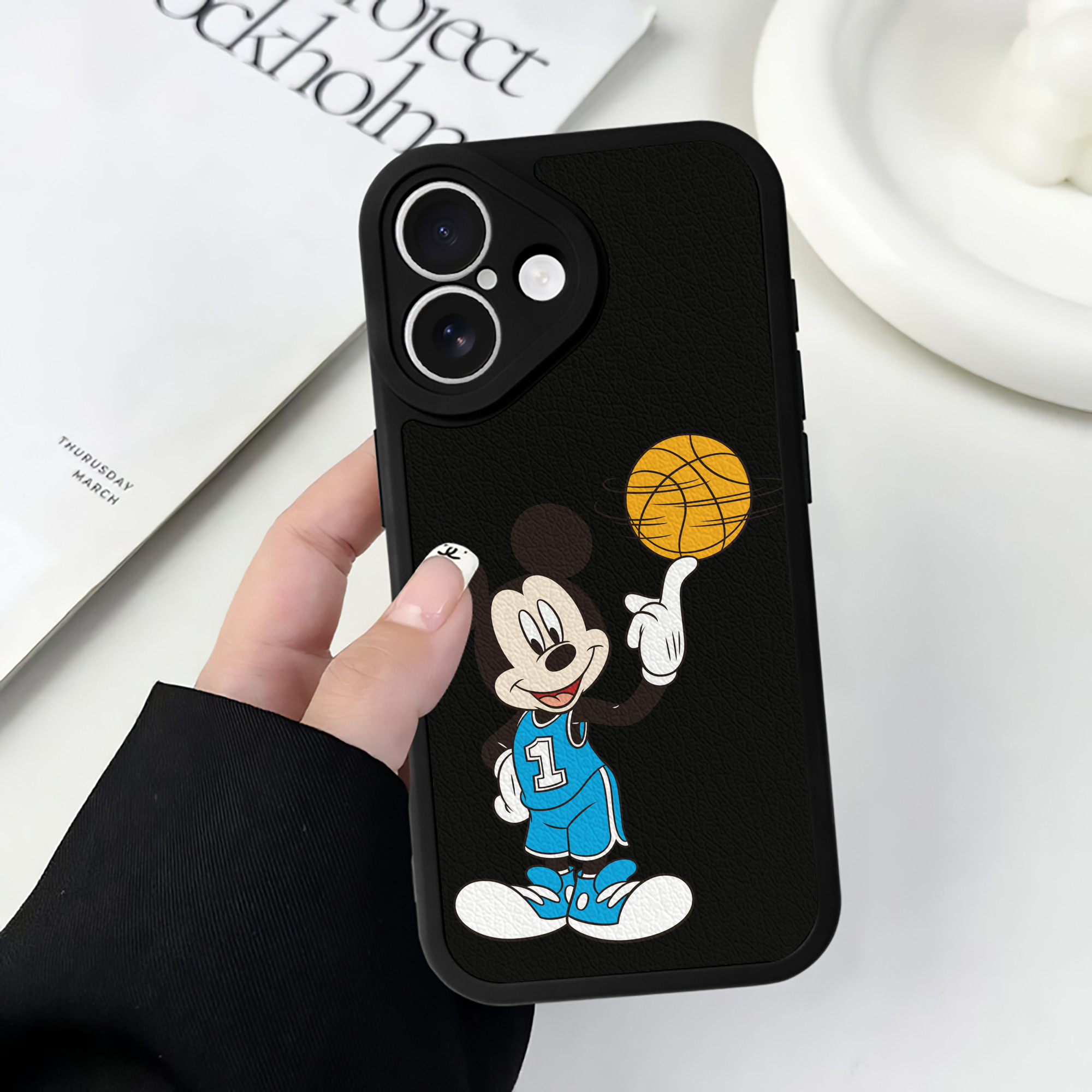（画像用） ミッキーマウス Mickey Mouse 【iPhone 16シリーズ対応】シリコンスマホケース（レザー調） 材質：シリコン